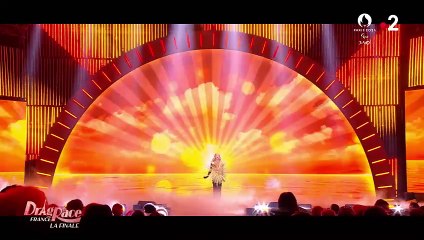 Drag Race France : Leona Winter chante "Reine de coeur"