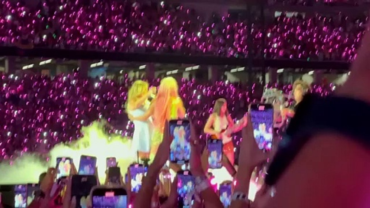 Karol G canta 'Rosas' con Amaia Montero en su segundo concierto en Madrid