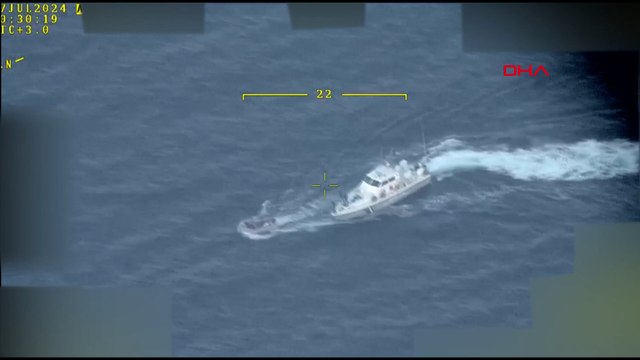 Yunanistan’a ait Sahil Güvenlik unsurları, düzensiz göçmenleri taşıyan botu, Türk kara sularına itmesi kamerada