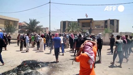 متظاهرون غاضبون في جنوب العراق بسبب تردي الخدمات وانقطاع الكهرباء
