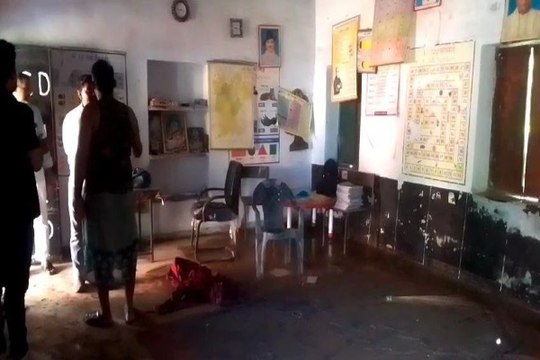 जर्जर स्कूल भवन में पढ़ने को मजबूर विद्यार्थी: हादसे की आशंका, जिम्मेदार बेखबर