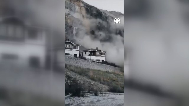Artvin'de yamaçtan kopan kaya ve toprak kütlesi 4 eve zarar verdi