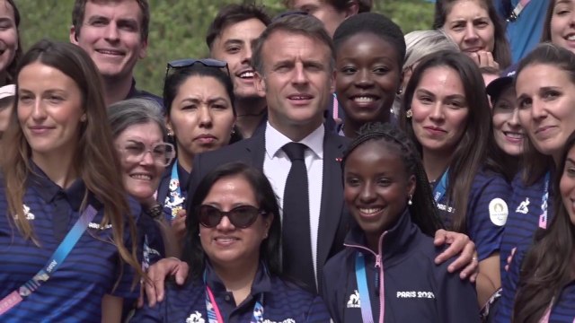 JO de Paris 2024: Emmanuel Macron rend visite aux équipes du village olympique