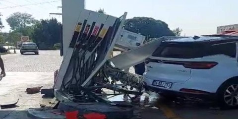 İstasyona giren cip, yakıt alan kamyonete çarptı; kaza anı kamerada