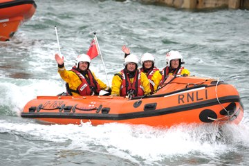 Watch - water festival attracts large crowds