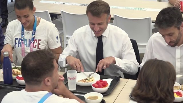 Paris 2024: les images d'Emmanuel Macron déjeunant aux côtés d'athlètes français au village olympique