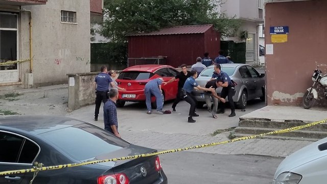 Eşiyle tartışan ve baltayla eve girmeye çalışan şüpheli gözaltına alındı