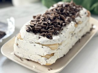 Postre helado con bizcochos de soletilla y nata (sin horno)