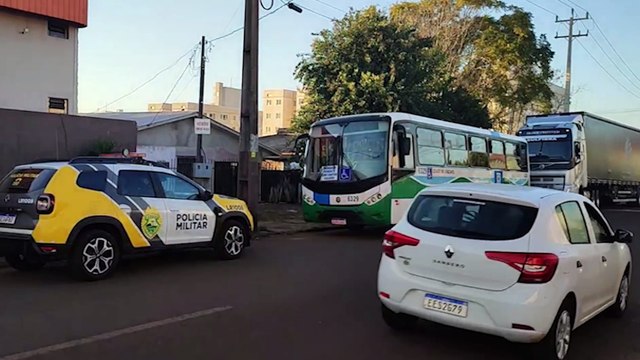 Carreta e ônibus do transporte coletivo se envolvem em colisão no Bairro Universitário