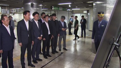 [서울] 오세훈, 2호선 아현역 점검 "특색있는 역 돼야" / YTN