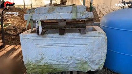 Cuneo, sequestrati un sarcofago e monete di eta' romana imperiale