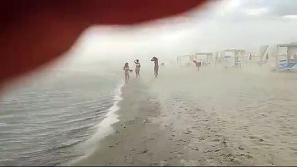 Télécharger la video: Maltempo, tempesta di sabbia si abbatte sul litorale di Rimini