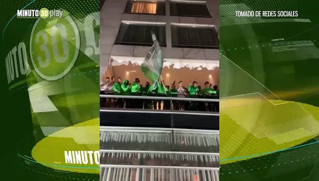 Como locales Impresionante banderazo de recibiendo a los jugadores de Atlético Nacional en Bogotá