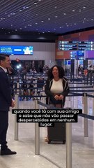 Mulher é avisada por funcionários que perdeu voo. A reação é contagiante