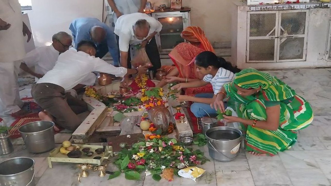 हर-हर महादेव के जयकारों से गूंजे शिवालय