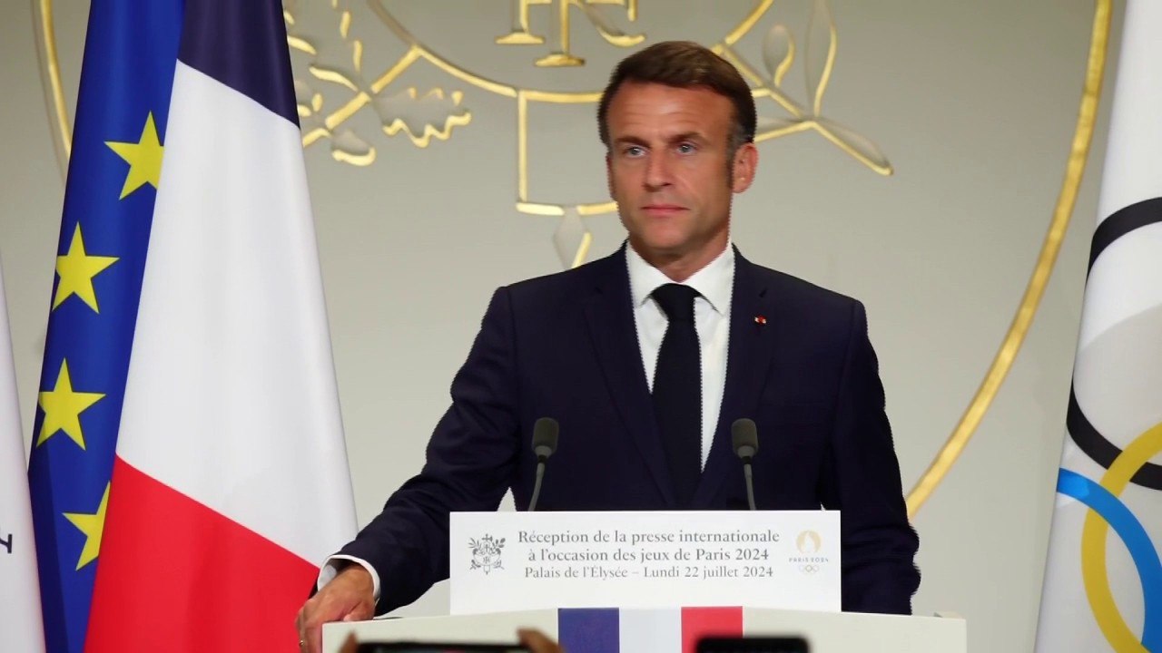 "Ces Jeux olympiques et paralympiques vont modifier l'avenir de ce pays", assure Emmanuel Macron