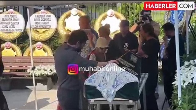 Akın Akınözü annesinin cenaze töreninde hüngür hüngür ağladı