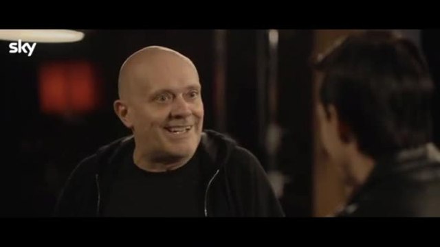 Max Pezzali incontra l'alter ego, arriva Hanno Ucciso l'Uomo Ragno