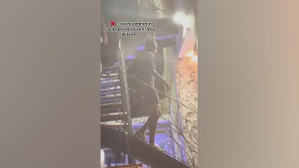 Nico Williams, escoltado de un resturante en Cerdeña por avalancha de gente