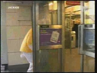 TV 2008-04-16 23-03-01 MTV jakass a paris metro mdr