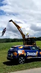 Un cycliste transporté par un engin de chantier sur le Tour de France