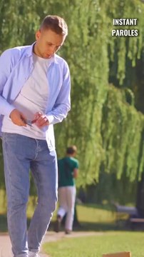 Cet homme sans-abri se fait surprendre par un passant puis reçoit un geste précieux