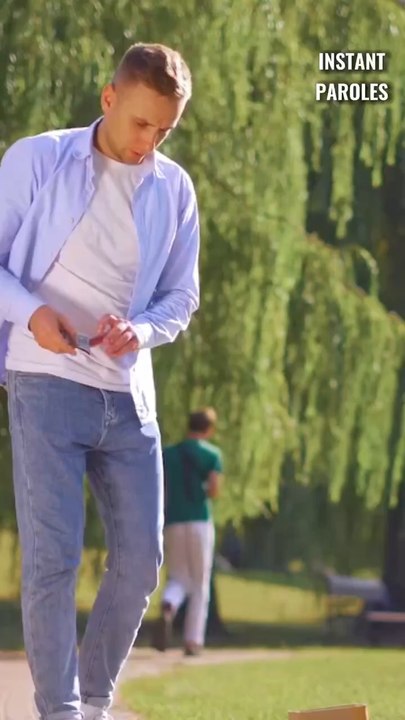 Cet homme sans-abri se fait surprendre par un passant puis reçoit un geste précieux