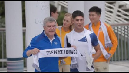 Скачать видео: Parigi 2024: Thomas Bach inaugura il muro della Tregua Olimpica