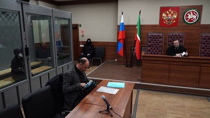 Tribunal russo condena jornalista russo-americana a mais de seis anos de prisão