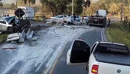 Blocos de concreto caem de caminhão e atingem carros na SC-390