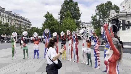 Activistas protestan en París contra el uso de animales en la moda