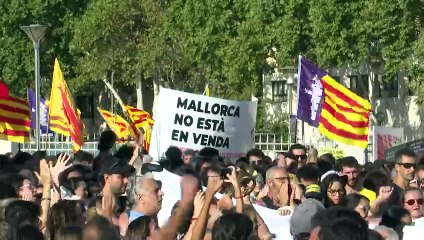 Cerca de 20 mil pessoas protestam contra turismo excessivo na ilha espanhola de Maiorca
