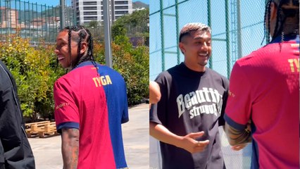 Julián Araujo, recibe al rapero Tyga con la nueva camiseta del Barcelona en el Spotify Camp Nou