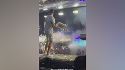 Courtois y Steve Aoki lanzando tartas al público