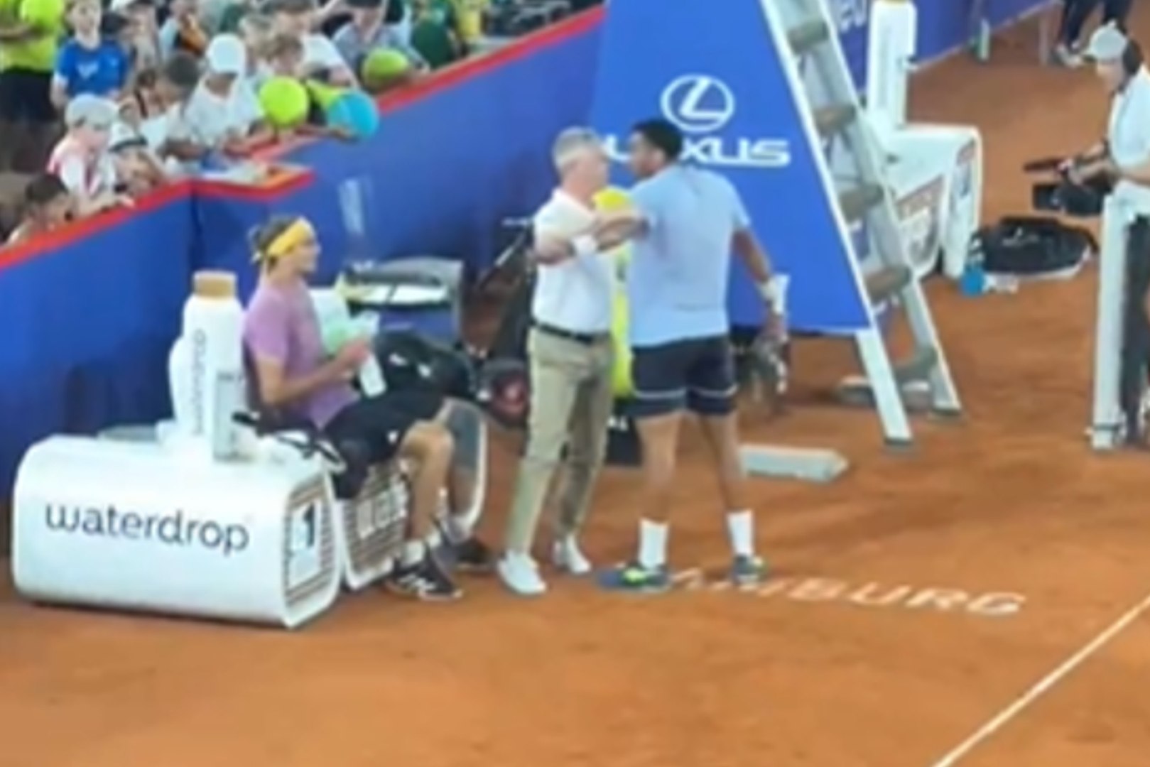 El juez de silla se lleva al tenista francs Arthur Fils mientras discuta con Alexander Zverev.