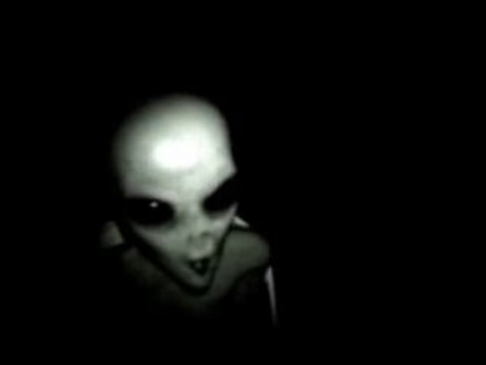 extra terrestre assis sur une chaise
