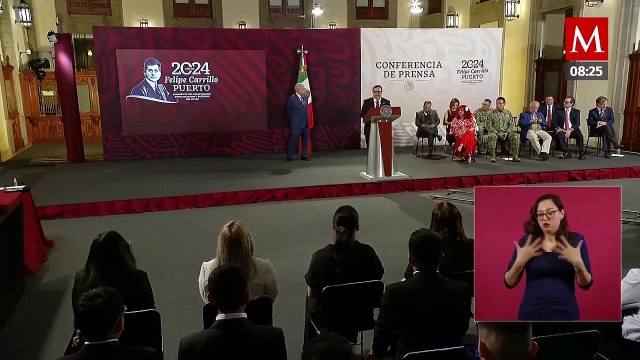 AMLO entrega diplomas a primeros ingenieros ferroviarios del IPN