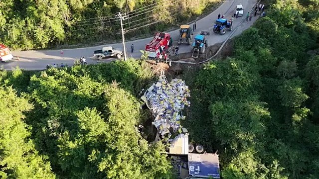 Caminhão carregado de ração cai em ribanceira e mata duas pessoas no Alto Vale