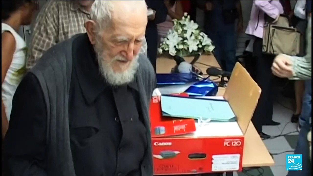 L'abbé Pierre accusé d'agressions sexuelles par sept femmes, selon un rapport rendu public par sa fondation qui veut jouer la transparence