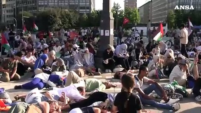 Medio Oriente, flash mob al 40mo corteo pro Palestina di Milano