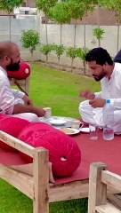 Free Me Pakoray Or Jalebi Khany ka Anjaam