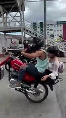 Jóvenes realizan riesgosas maniobras en Tegucigalpa