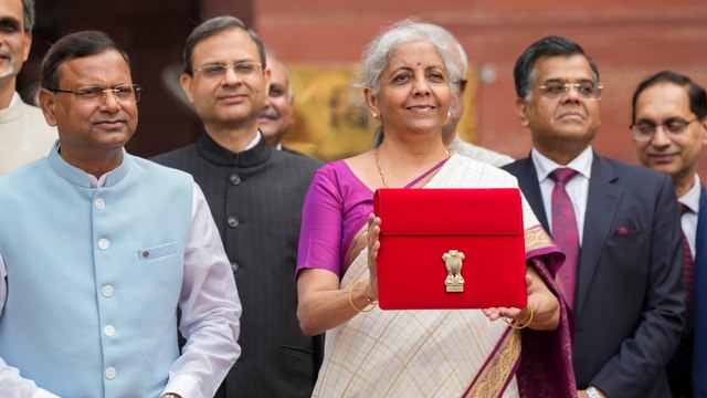BUDGET 2024: बजट पेश करने को तैयार वित्त मंत्री निर्मला सीतारमण, बजट टैबलेट के साथ मंत्रालय से निकलीं