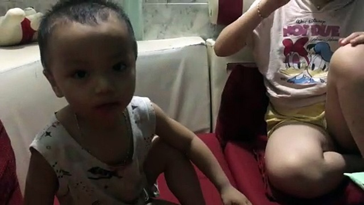 Chị em ăn kem mát lạnh thật ngon