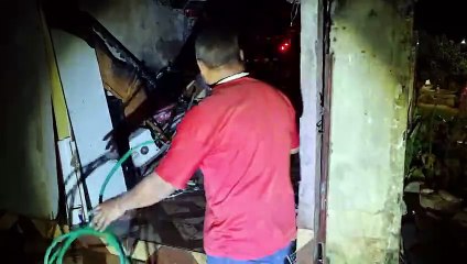 Tải video: Bombeiros são acionados para combater incêndio no bairro Interlagos