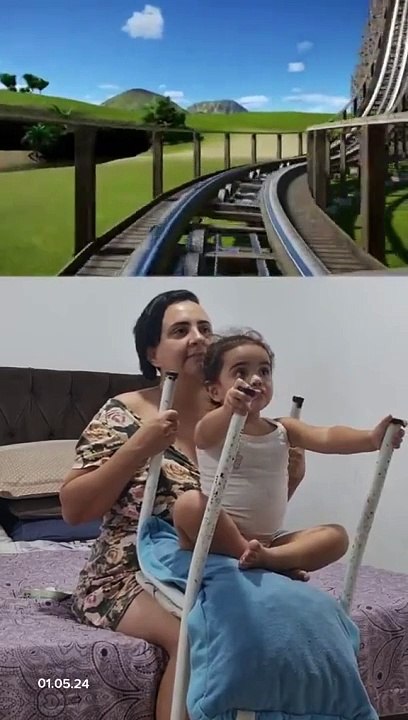 Une fillette fait un tour de montagnes russes pas cher