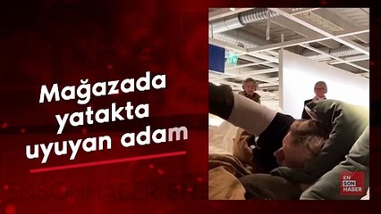 Mağazada yatakta uyuyan adam