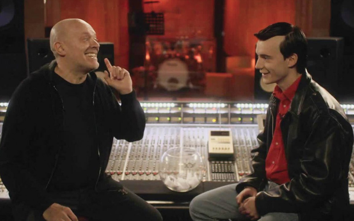 Le nuove immagini di "Hanno ucciso l'uomo ragno”: Max Pezzali incontra il suo alter ego