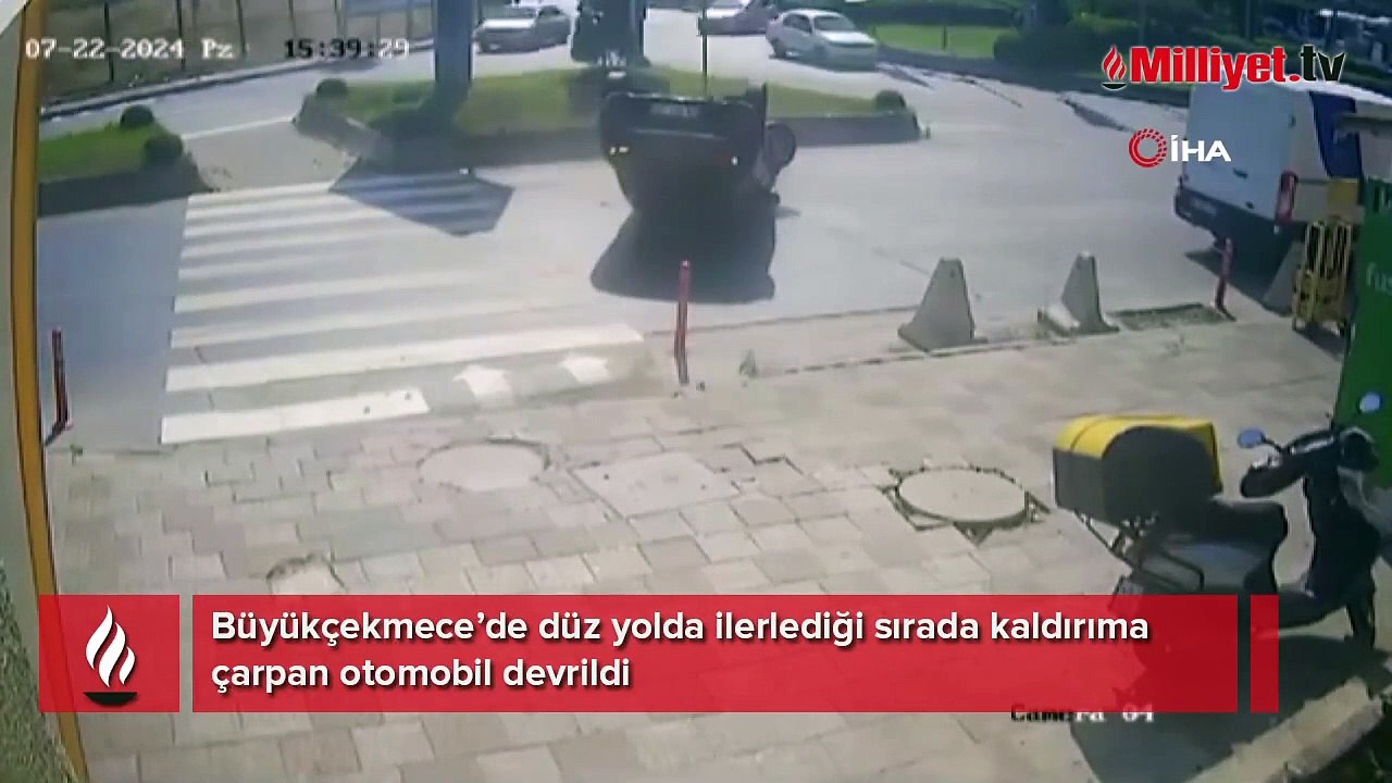 Büyükçekmece’de tuhaf kaza kamerada: Düz yolda kaldırıma çarpıp böyle devrildi
