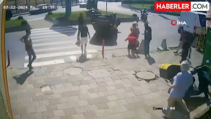 Büyükçekmece'de tuhaf kaza kamerada: Düz yolda kaldırıma çarpıp devrildi